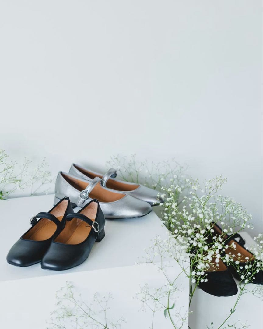 APOM / オブリークトゥメリージェーン「ストラップシューズ」
