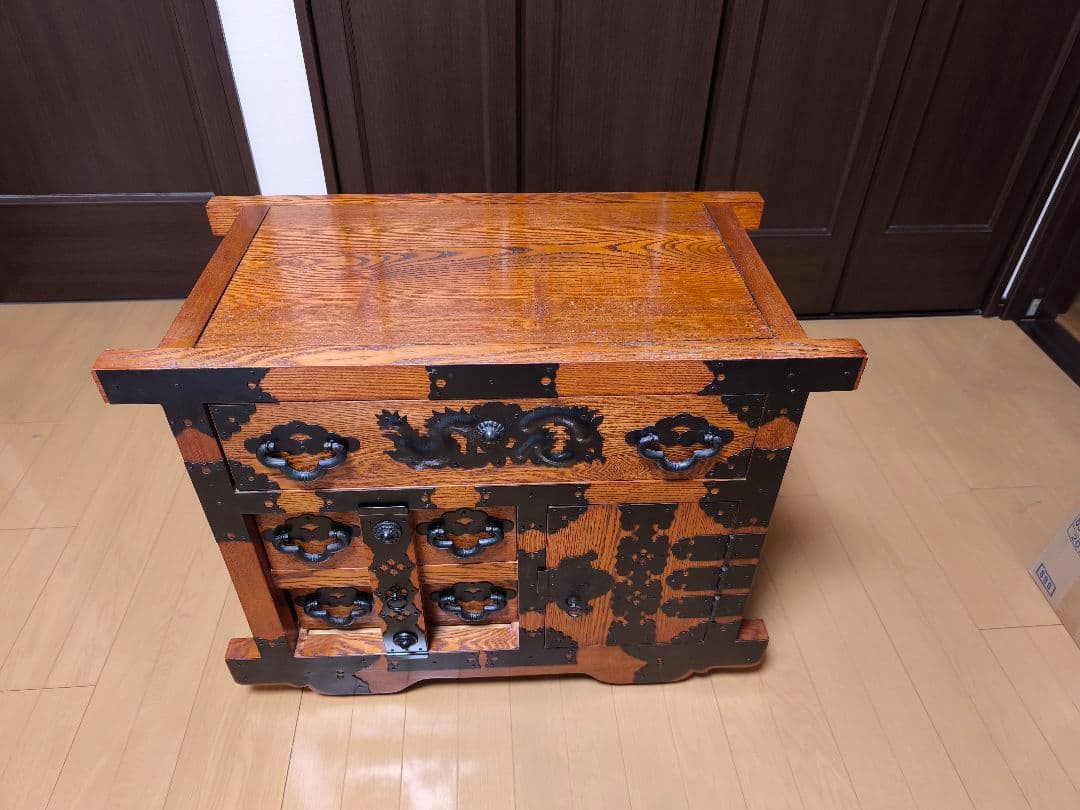 伝統的な木製　車箪笥　民芸家具