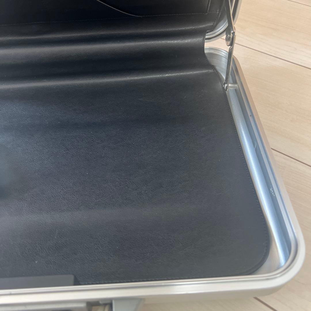 【￼大人気】ゼロハリバートン シルバーアタッシュケース 約28cm✖️約41cm