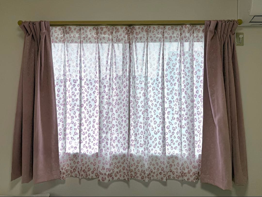 ピンクヒョウ柄カーテン