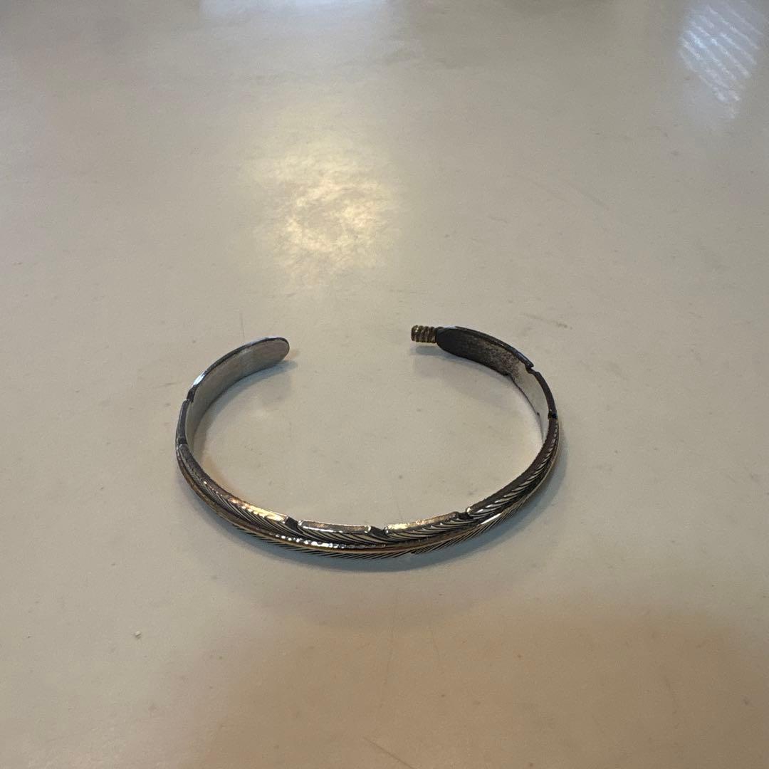 ナバホ族　ハービーメイス　シルバー&ゴールド　フェザーバングル