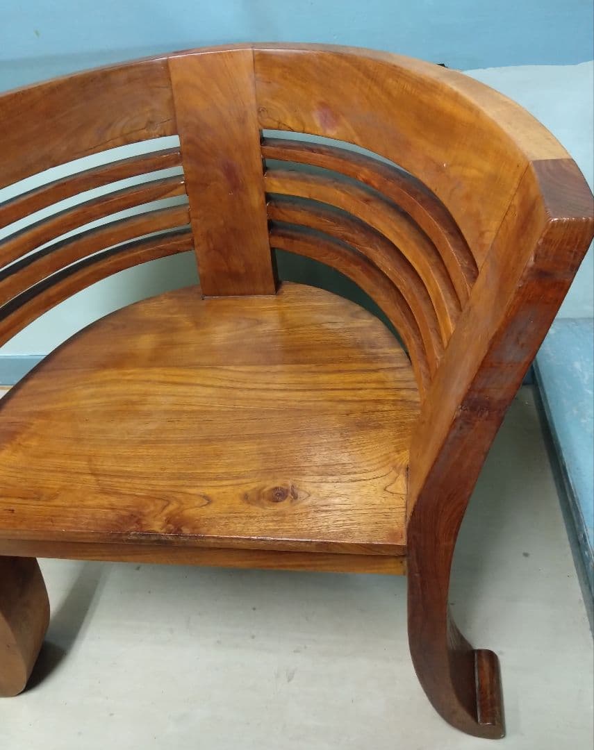 曲線美が美しいスタイリッシュなチェアー　重厚　頑丈　直接引取り歓迎