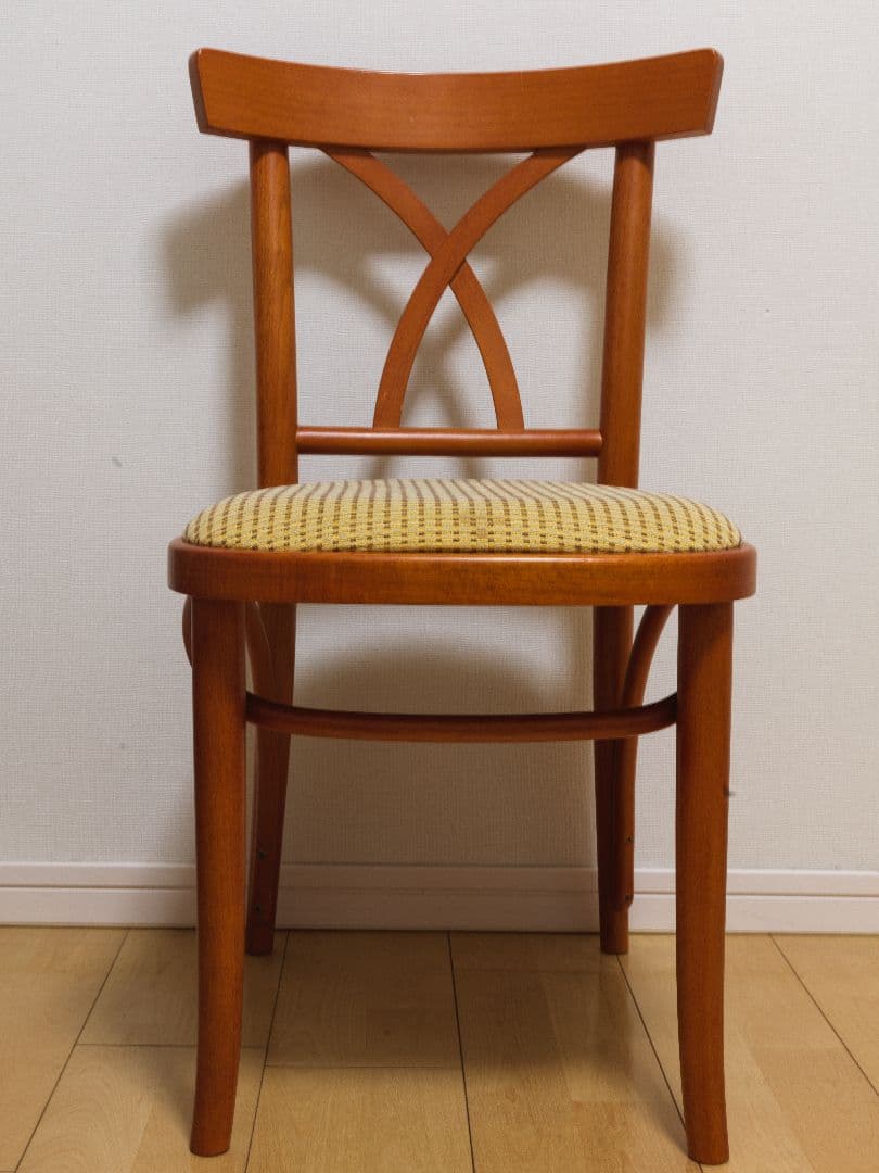 人気のチェコのTON社製クロスバックチェア