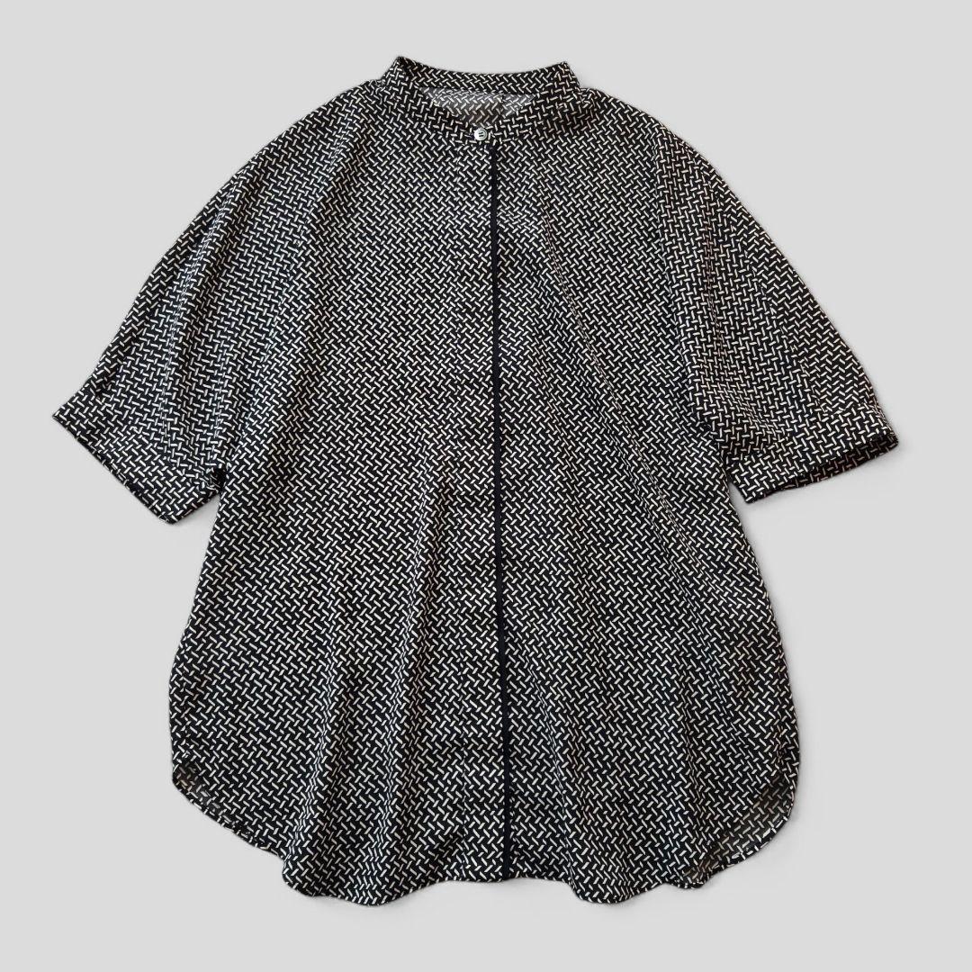 美品⭐iCB 24SS バックサテンアムンゼン 5分袖バンドカラーブラウス 総柄