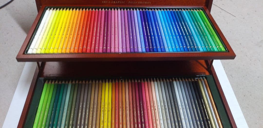 ファーバーカステルのポリクロモスの木箱入り色鉛筆100色、高級品です。